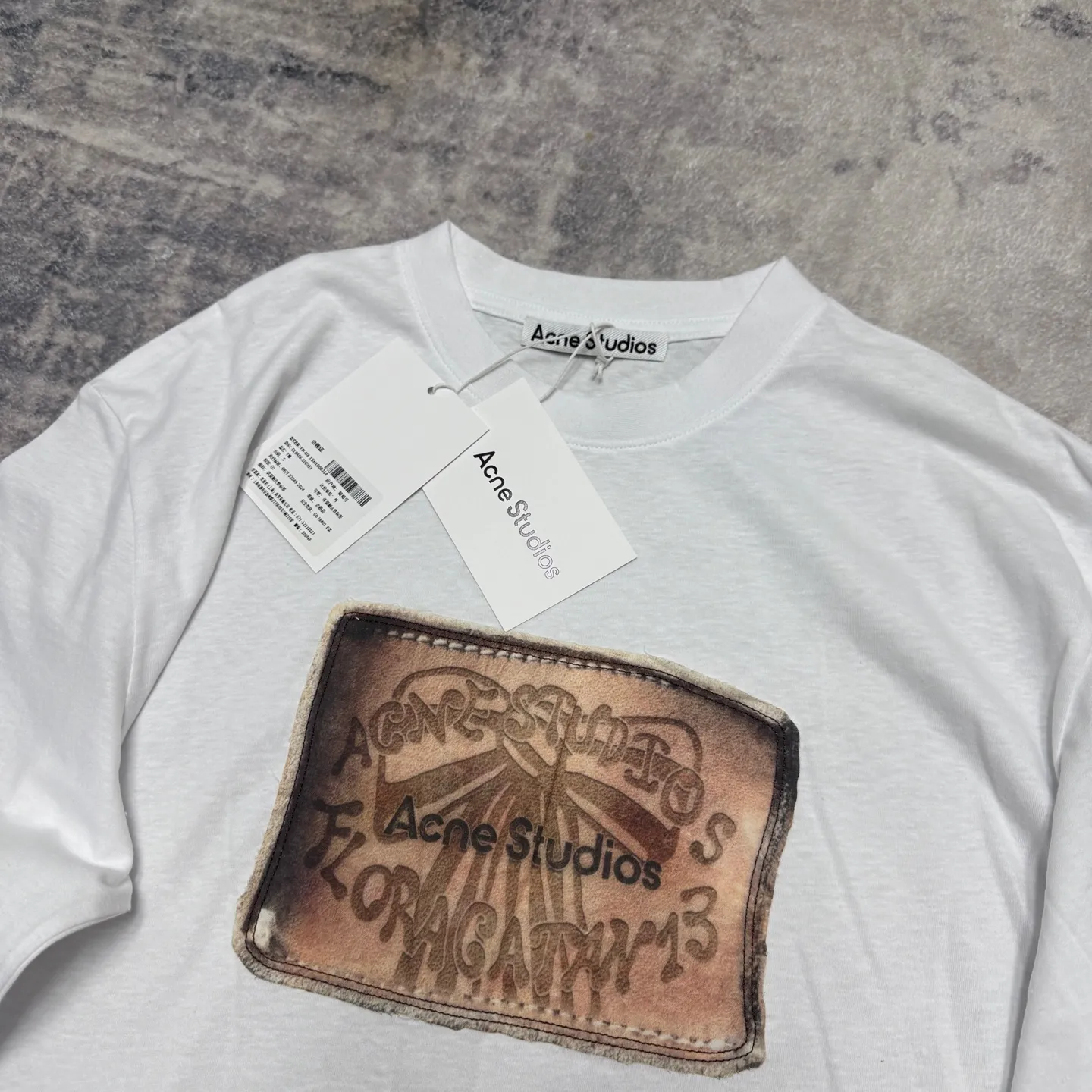Acne T（ ） acne studios T ， ， 100% 32 180 ， ， ， ， ， ACNE STUDIOS logo T ， ， 85% ，15 ， ， ， Sizes A， 160， 100， S B， 165， 120， M C： 170， 140， L Size： S 69.5 48.5 113 67.5 M 71.5 50 117 68.5 L 73.5 51.5 121 69.5 Size： S/36 68 45.5 110 67 M/38 70 47 114 68 L/40 72 48.5 118 69